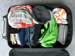 Offener Koffer mit Kleidung