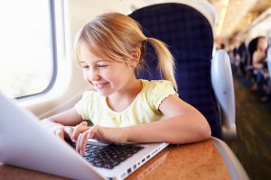 Alleinreisende Kinder - Mädchen mit Laptop