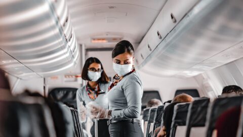 Flugbegleiterin mit Maske