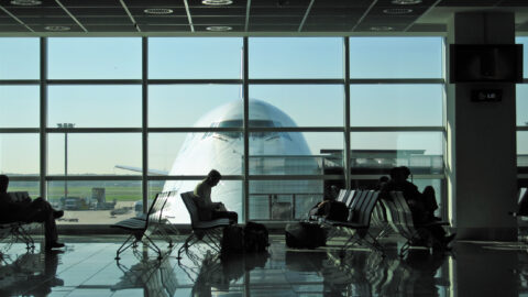 Flughafen warten