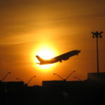 Flugzeug vor dem Sonnenuntergang