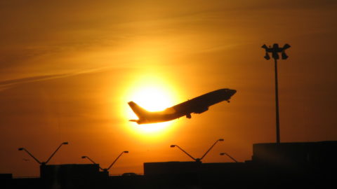 Flugzeug vor dem Sonnenuntergang