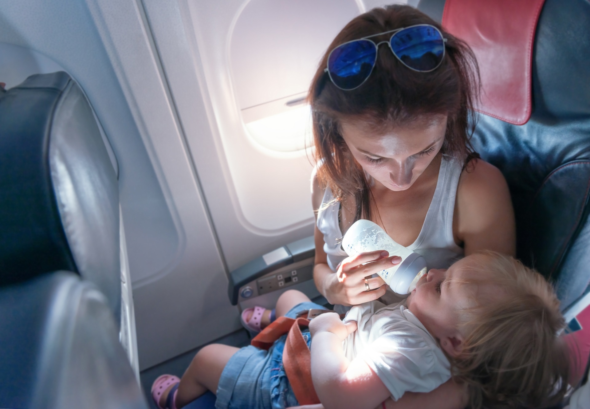 Что можно ребенку в самолет. Перелет с ребенком. Гамак в самолет для ребенка. Мама с малышом в самолете. Самолет для детей.