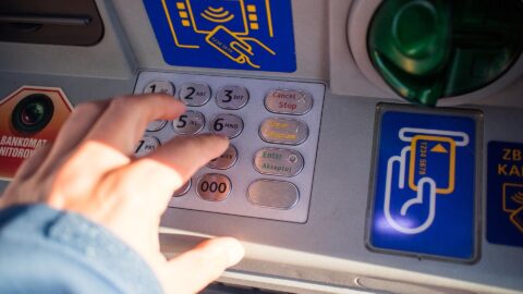PIN-Eingabe am Geldautomat