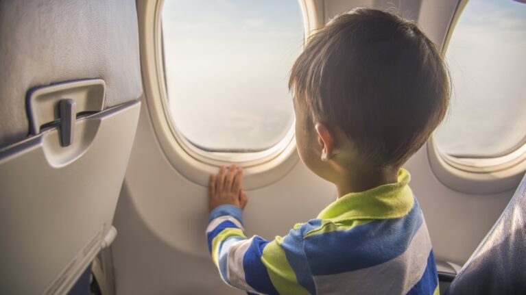 Kind am Flugzeugfenster