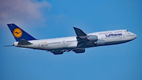 Lufthansa Flugzeug aufsteigend