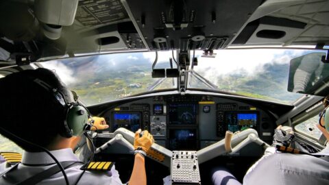 Piloten im Cockpit