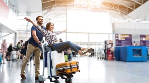 Pärchen am Flughafen