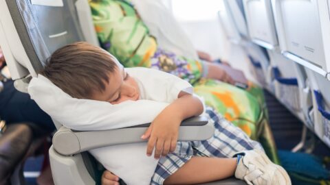Schlafendes Kind im Flugzeug