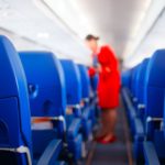 Stewardess im Flugzeug