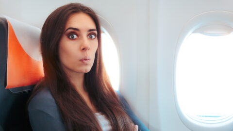 Frau im Flugzeug